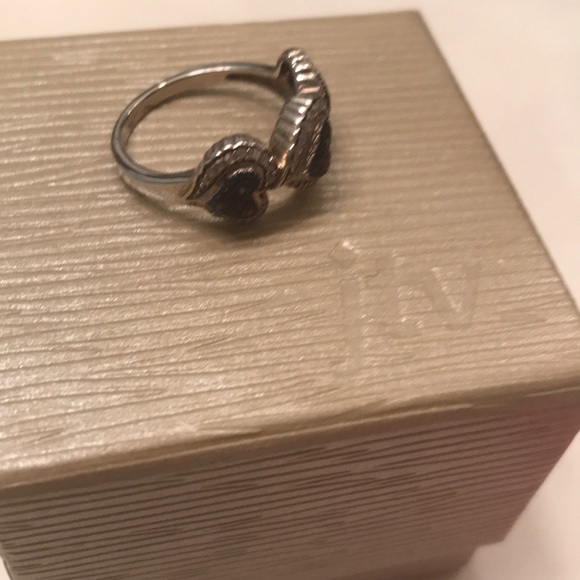 Beautiful ring with heart design - Picture 3 of 4